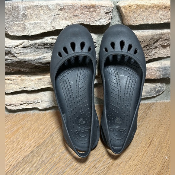 Women’s size 7 Crocs flats - Picture 3 of 5
